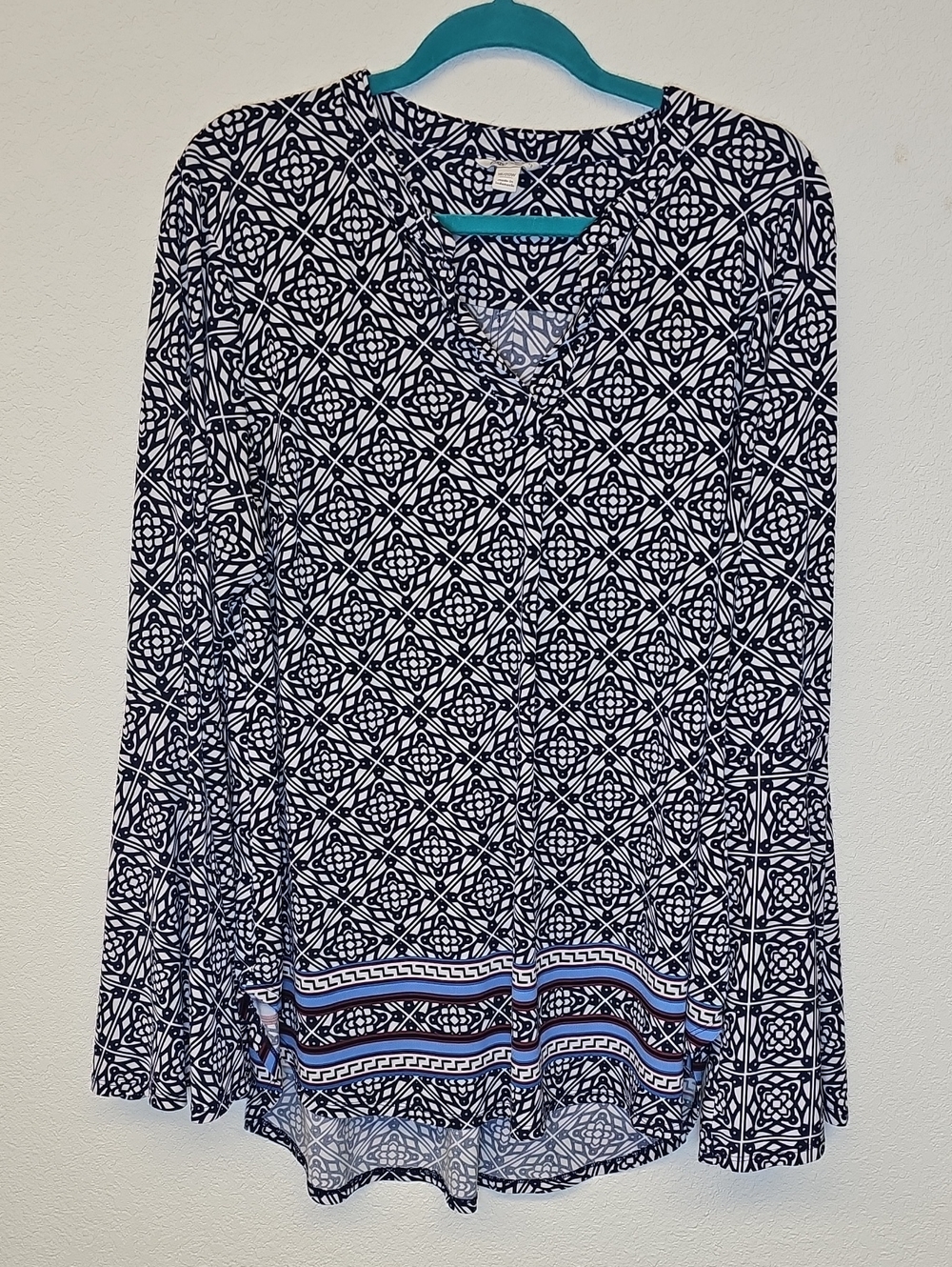 Cato Navy and White Geometric V-Neck Long Sleeve Top 18/20W NWOT